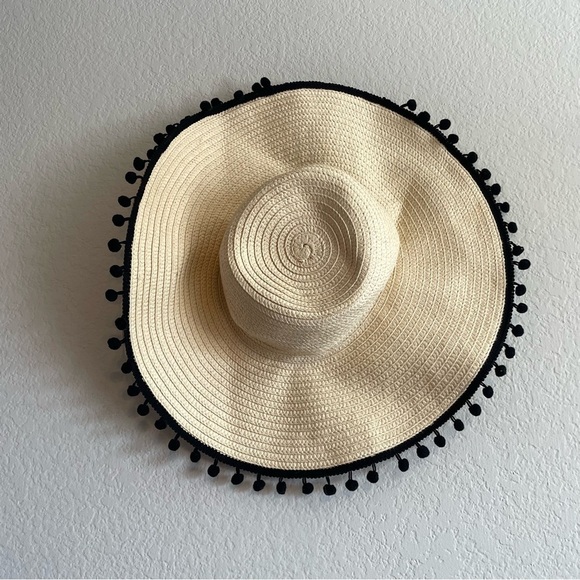J by J. Crew Straw Beach Hat with Black Pom Poms Wide Brim Sun hat L5538 - Picture 2 of 6